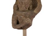 statue d'une femme tenant un enfant dans ses bras, posée sur un socle