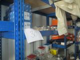 beaucoup d'objets sur les étagères de la pièce