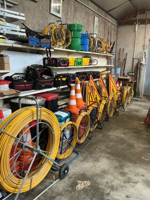 de nombreux types de tuyaux sur les étagères du garage