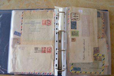 un classeur contenant tout un tas de courrier