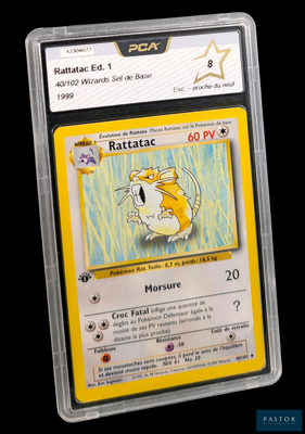 gros plan d'une carte pokemon dans un étui en plastique