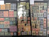 de nombreux timbres exposés dans une vitrine