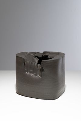 un objet métallique percé d'un trou, posé sur une table