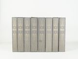 six livres alignés sur un fond blanc