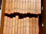 une boîte remplie de livres posée sur un canapé