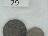 deux pièces dans un sachet en plastique posé sur une surface blanche