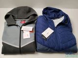 deux vestes pour homme posées l'une à côté de l'autre sur une table