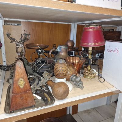 une étagère sur laquelle sont disposés de nombreux objets anciens