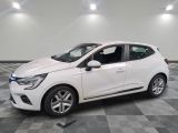 la voiture blanche est garée sur un carrelage à carreaux
