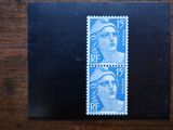 deux timbres sur une carte noire représentant un homme et une femme