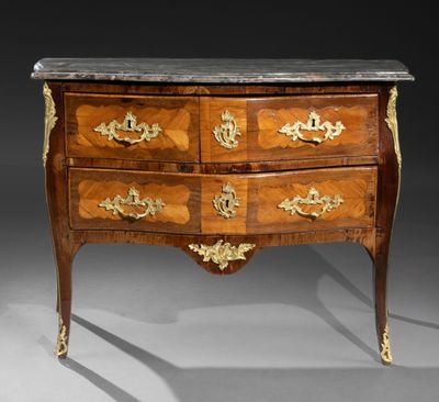 commode ancienne avec dessus en marbre et poignées en laiton