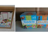 deux boîtes de jouets posées sur une table