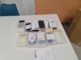 une table sur laquelle sont posés de nombreux objets