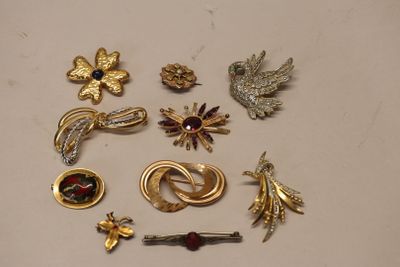 a lot of brooches that are on a table
