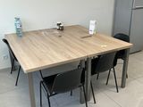 une table, des chaises et un réfrigérateur dans la chambre