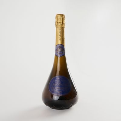 une bouteille de vin vide posée sur une table blanche