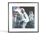 une photo en noir et blanc d'un astronaute portant un drapeau américain
