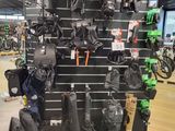 une vaste sélection d'équipements de moto exposée dans un magasin