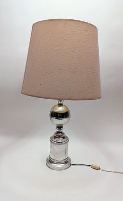 LAMPE à piétement en métal chromé à renflement sphérique, ab…