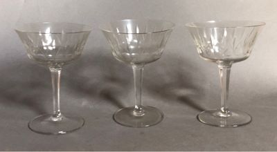 Suite de 12 coupes à champagne en cristal taillé, la coupe à…