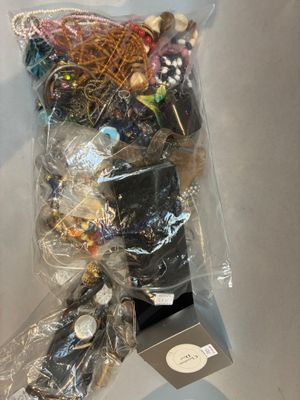 un sac d'objets assortis posé sur une table