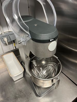 un mixeur posé sur le plan de travail de la cuisine