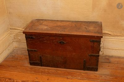 une vieille malle posée dans un coin de la pièce