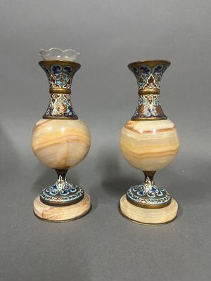 deux vases posés sur une table