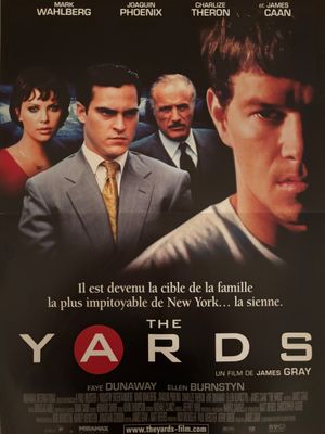 L'affiche du film « Yards » est accrochée au mur.