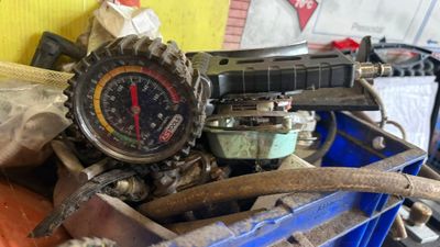 un gros plan d'une montre posée sur un tas de vieilleries