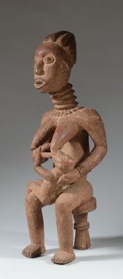 un gros plan sur la statue d'une personne tenant un bébé dans ses bras
