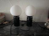 deux lampes posées l'une à côté de l'autre sur une table