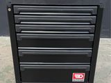 un gros plan d'une armoire à outils noire à quatre tiroirs