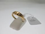 une image d'une bague en or sur une surface blanche avec une étiquette de prix