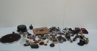une table sur laquelle se trouvent de nombreux objets différents