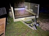 une remorque garée dans l'herbe pendant la nuit