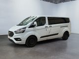 La camionnette blanche est garée dans une grande pièce aux murs blancs.