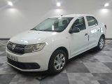 la photo d'une voiture blanche garée dans un garage