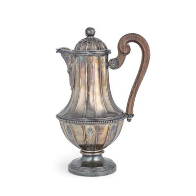 une cafetière ancienne en argent avec une poignée en bois sur fond blanc