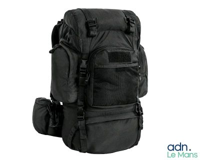 l'arrière d'un grand sac à dos noir sur fond blanc