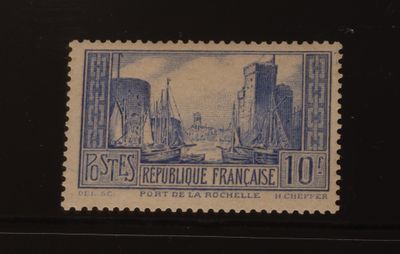 un vieux timbre-poste sur lequel figure l'image d'une ville