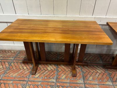 6 tables rectangulaires et 6 tables carrées en bois