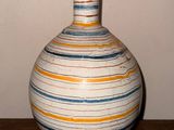 un vase posé sur une table dans une pièce