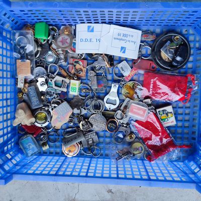 un panier bleu rempli d'objets divers, posé dans la rue