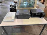 une table sur laquelle se trouve une imprimante