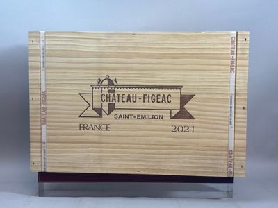 gros plan d'une boîte en bois portant un logo