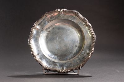une assiette en argent posée sur un socle