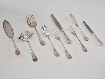 beaucoup de cuillères et de fourchettes en argent sur la table
