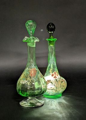 deux bouteilles en verre vert posées l'une à côté de l'autre sur une table