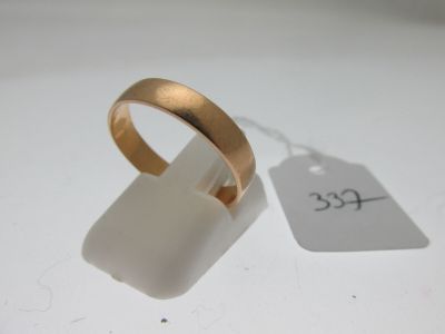 une bague en or à laquelle est attachée une étiquette de prix